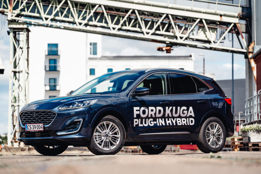 Ford Kuga blå på havnen